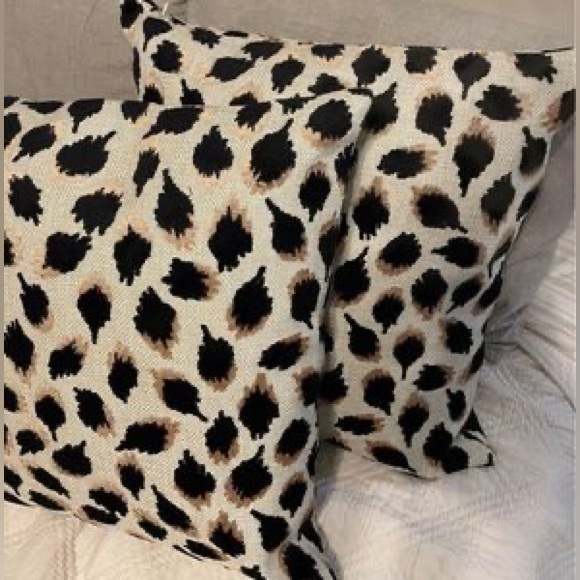 Throw pillows - Picture 1 of 2